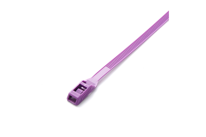 сравнение нейлоновых и металлических стяжек